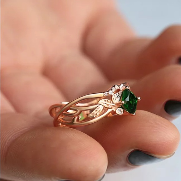 18k gold green crystal & white diamonds ring - Picture 4 of 5